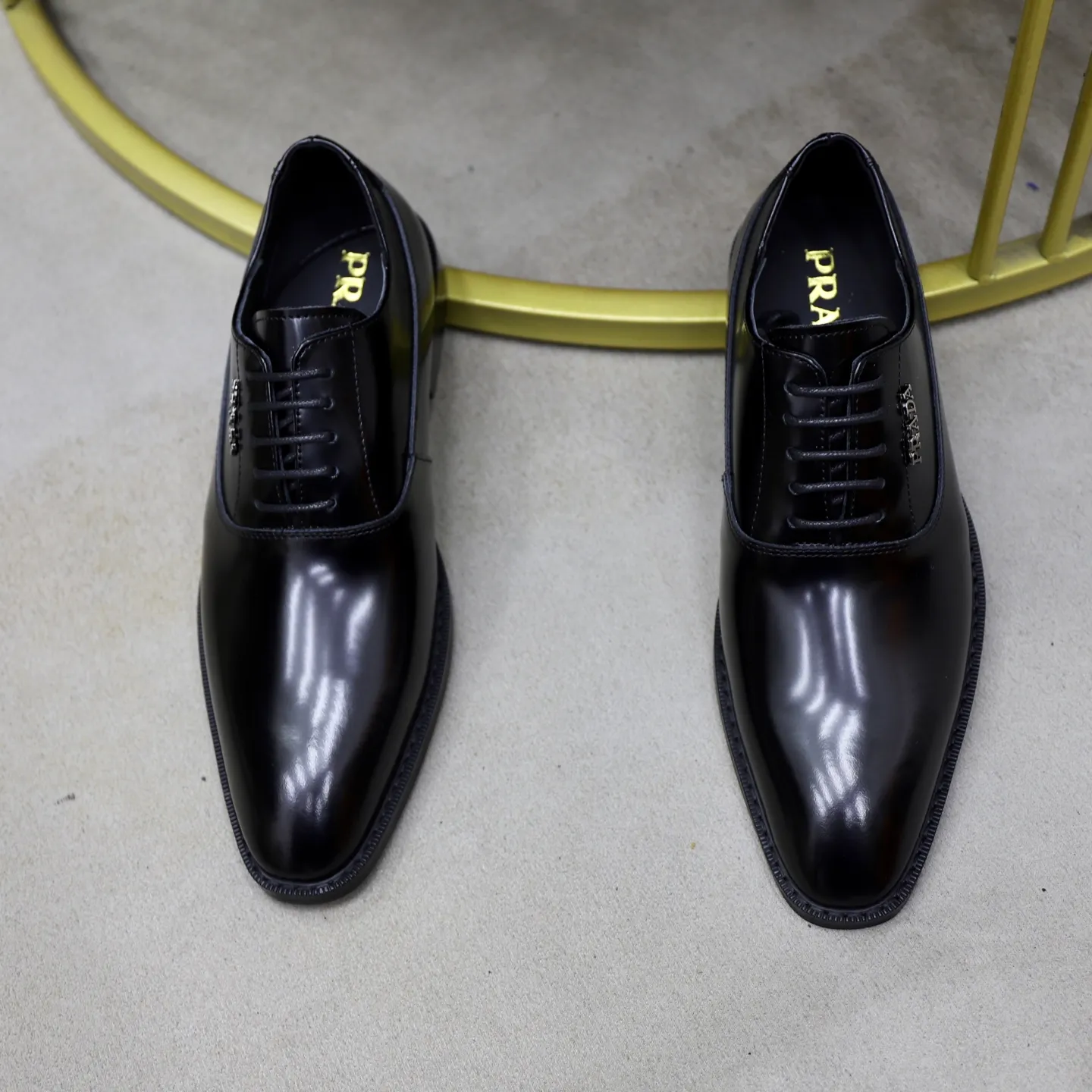 Ex-factory price: 540💰🙅‍♂️🙅‍♂️🙅‍♂️ Brand: PRADA Standard code: Men's code 38-44 (45 can be customized) Grade: Same style as the official website Original order quality Material: Original cowhide surface Comfortable cowhide lining Original outsole Style category: Men's fashionable casual leather shoes Distinguished big-name luxury elements Top luxury Color: actual picture color